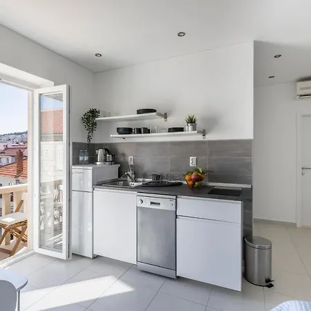 Apartment Anna - 20 M From The Sea Postira