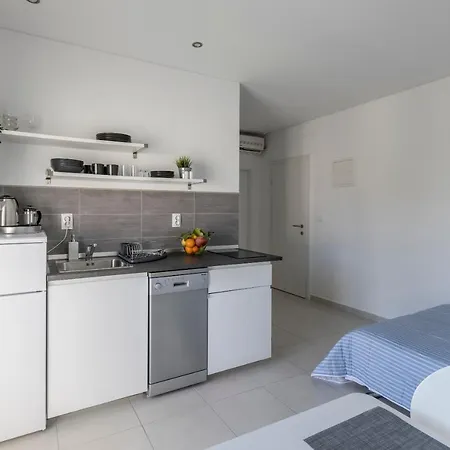 Apartment Anna - 20 M From The Sea Postira
