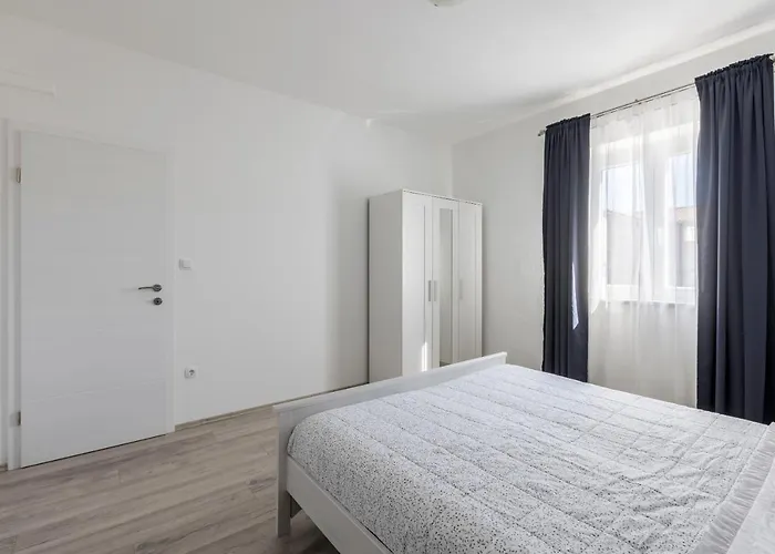 Anna - 20 M From The Sea