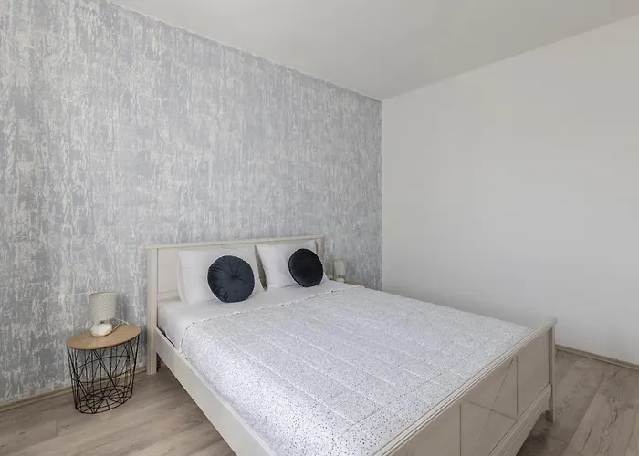 Anna - 20 M From The Sea